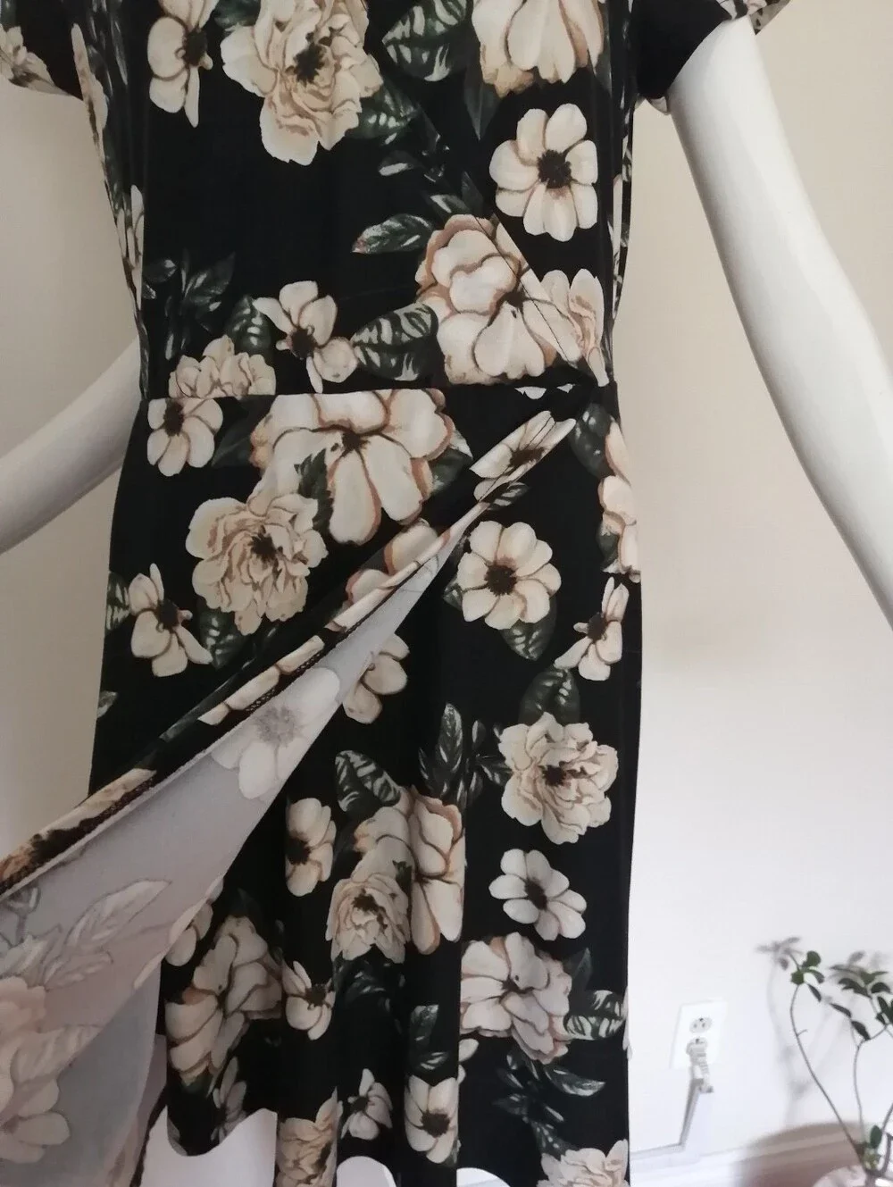 Black Floral V-Neck Short Sleeve Mini Dress - Picture 4 of 7